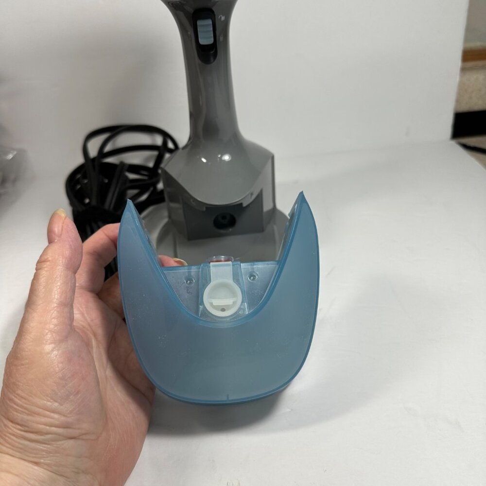 Black & Decker Handheld Garment Steamer Detachable Water Tank & 3 Attachments - Picture 2 of 9